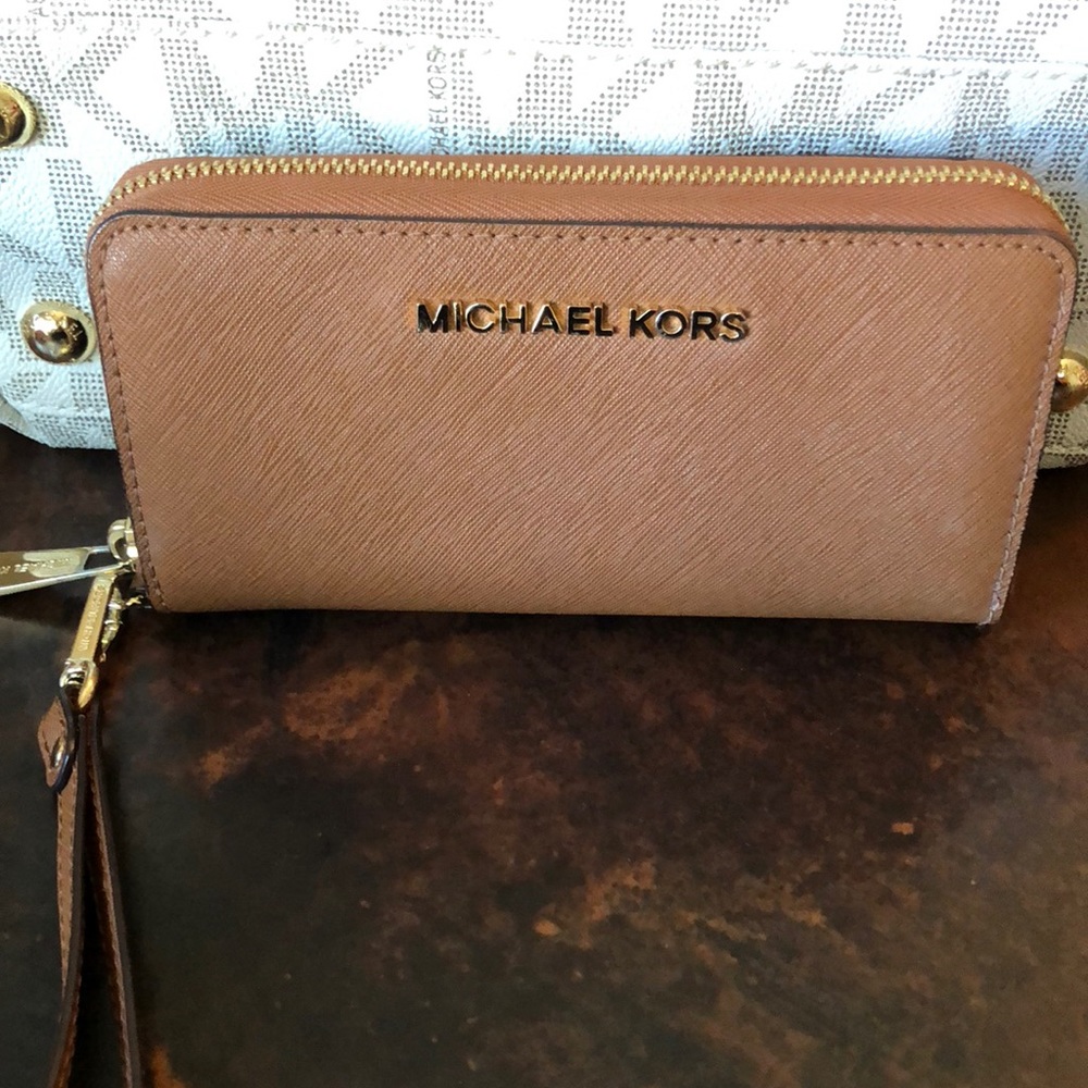 Michael kors wristlet wallet